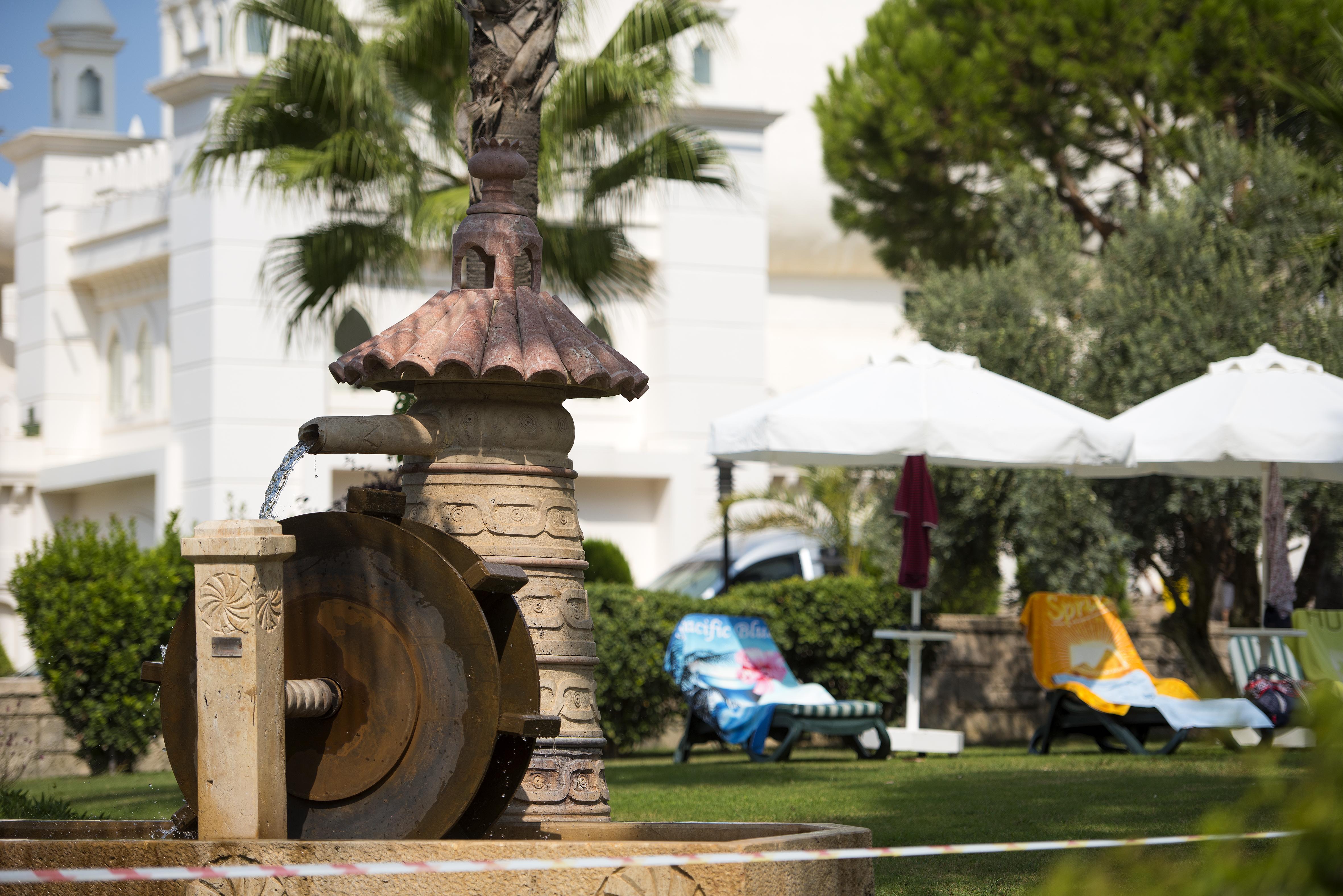 Sentido Kamelya Fulya Hotel&Aqua - Ultra All Inclusive Colakli Exterior foto Fountain in the garden of the hotel
